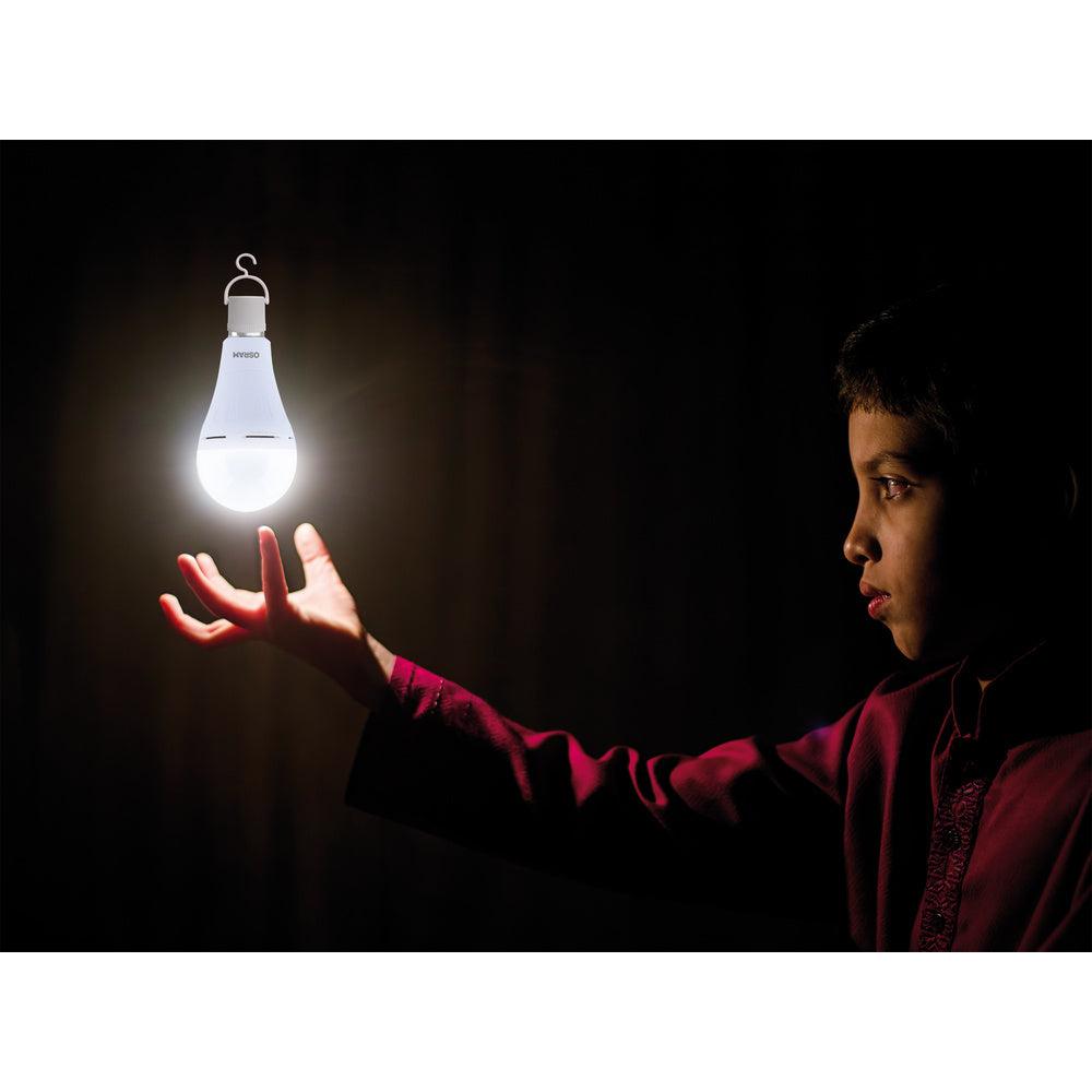 OSRAM LED Classic A 60 Camping Lampe / Notlicht mit integriertem wiederaufladbaren Akku (ex 60W) 8W Warmweiß E27-Leuchtmittel-LEDVANCE Shop