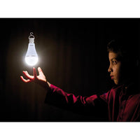 OSRAM LED Classic A 60 Camping Lampe / Notlicht mit integriertem wiederaufladbaren Akku (ex 60W) 8W Warmweiß E27-Leuchtmittel-LEDVANCE Shop