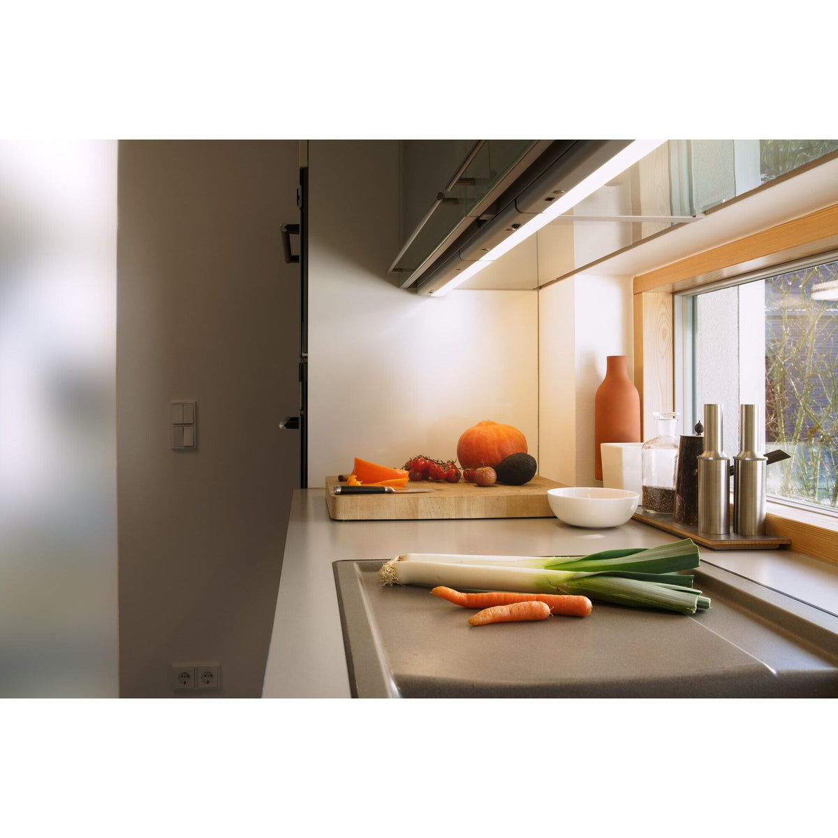 OSRAM flache Eco-Unterbauleuchte für die Anbaumontage 830